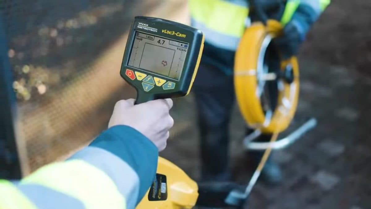 Technicien MS FIBRE relevant la position d'un réseau au détecteur, sonde d'aiguillage à la main